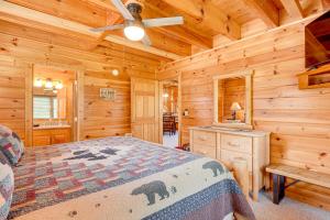 Ένα ή περισσότερα κρεβάτια σε δωμάτιο στο Sensational Sunset! Sevierville Home with Hot Tub