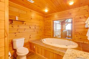 Ένα μπάνιο στο Sensational Sunset! Sevierville Home with Hot Tub +19 φωτογραφίες