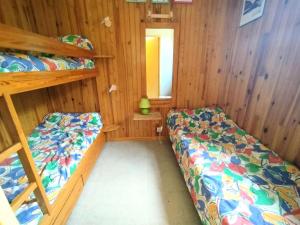 a room with two bunk beds and a window at Résidence Aurans - Joli deux pièces au cœur de la station de Réallon 223A MAE-8391 in Réallon