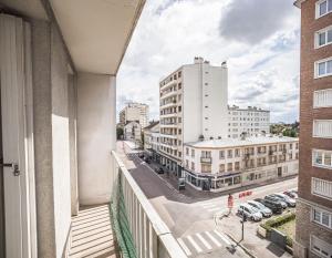 ein Wohnungsbalkon mit Blick auf eine Stadtstraße in der Unterkunft Voltaire Elephant Suite - 5 min Hypercentre in Troyes