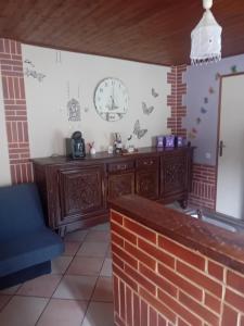 una habitación con un reloj en la pared en Gîte à la ferme, en Friville-Escarbotin