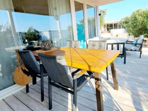 Ein Balkon oder eine Terrasse in der Unterkunft BUQEZ Villa 30 "Beachvilla Stella" mit SPA & Meerblick
