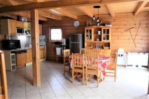 Kuchyň nebo kuchyňský kout v ubytování Chalet Aiguilles - Grand chalet 8 couchages à Réallon CHALAIG2 MAE-8431 + 11 fotografií