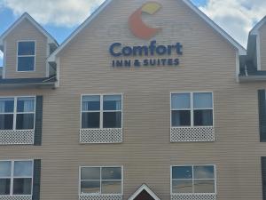 Letrero de AC Comfort Inn and Suites en el lateral de un edificio en Comfort Inn & Suites Dothan Northside Plaza, en Dothan