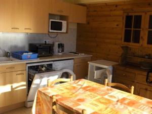 a kitchen with a dishwasher and a table in it at Résidence Joubelle - Vue magnifique dans ce T3 de 6 couchages a Réallon JOUB8-2 MAE-8621 in Réallon