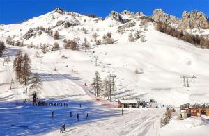 a group of people skiing down a snow covered mountain at Résidence Joubelle - Vue magnifique dans ce T3 de 6 couchages a Réallon JOUB8-2 MAE-8621 in Réallon +4 photos