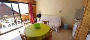 a small kitchen with a table and a room with a bed at Résidence Joubelle - Appartement 6 personnes cosy dans chalet à Reallon JOUB1-6 MAE-8651 in Réallon