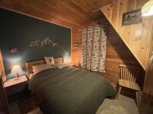 a bedroom with a bed in a wooden room at Résidence Joubelle - Bel appartement rénové chalet de 4 à 6 couchages a Réallon JOUB2-4 MAE-8631 in Réallon