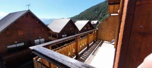 a view from the balcony of a building with mountains at Résidence Joubelle - Appartement 6 personnes cosy dans chalet à Reallon JOUB1-6 MAE-8651 in Réallon