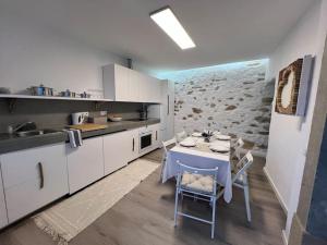 Η κουζίνα ή μικρή κουζίνα στο Aloha Pink House