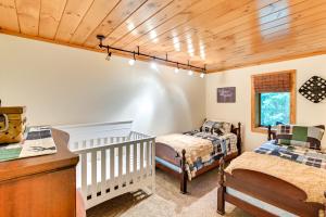 Ένα ή περισσότερα κρεβάτια σε δωμάτιο στο Thendara Cabin on Moose River with Game Room!