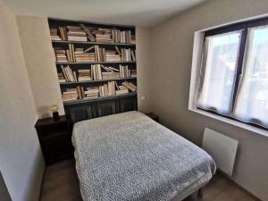 Un pat sau paturi într-o cameră la Résidence Mais Fortchorges -chorges - Belle maison rénovée de 80m2 au centre de Chorges MAIS FORTCHORGES MAE-9001