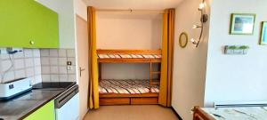 une petite chambre avec un lit superposé dans une cuisine dans l'établissement Résidence Relais - Appartement 6 couchages vue montagne à Réallon 126R MAE-8961, à Réallon