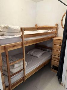 レアロンにあるRésidence Comete - Charmant T2, 6 couchages bien situé dans la station de Réallon 223C MAE-9041の二段ベッド2台と机のある寝室