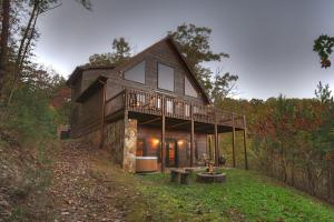 Taman di luar The View - Breathtaking Mountain Views, Firepit, Game Room & Hot Tub!