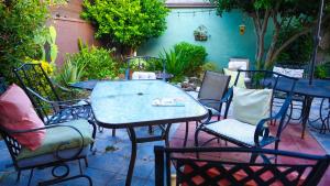 a patio with tables and chairs and a blue table and chairs at Cozy private Guest House in Los Angeles