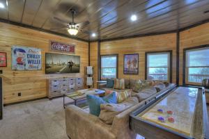 Χώρος καθιστικού στο Skyfall Sweeping mountain views gas fireplace hot tub
