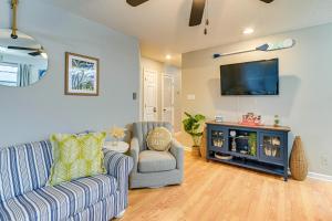 a living room with a couch and a tv at 1 Mi to Boardwalk and Dtwn Myrtle Beach Condo in Myrtle Beach