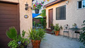 a patio with plants and a table and a building at Cozy private Guest House in Los Angeles