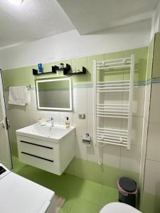 Koupelna v ubytování Albanian Oasis + 15 fotografií