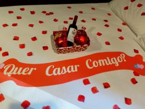a bed with a box of hearts and a bottle of wine at Pássaro de Fogo in Santo Antônio do Pinhal +147 photos