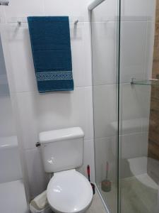 a bathroom with a toilet and a glass shower at Kitnet no interior de São Paulo in Serra Negra +10 photos