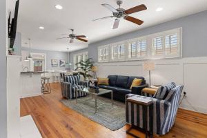 un soggiorno con due divani e una cucina di Captain's Hangar a Wymberly-On-The-Marsh