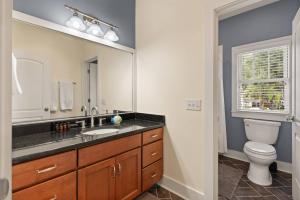 un bagno con lavandino e WC di Captain's Hangar a Wymberly-On-The-Marsh Altre 37 foto