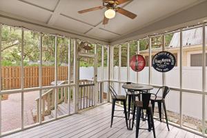 una veranda schermata con tavolo, sedie e finestre di Captain's Hangar a Wymberly-On-The-Marsh