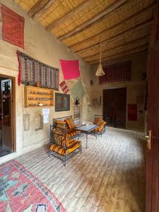 Телевизор и/или развлекательный центр в Maison Merzouga Guest House