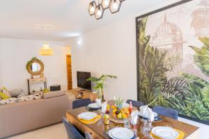 una sala de estar con una mesa y un sofá en Luxury Tropical Oasis 3 BR with Pool close to Beach, en Flic en Flac