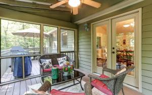 Αίθριο ή υπαίθριος χώρος στο Deer View Retreat - Ramp to Home Wood-Burning Fireplace Netflix Ping Pong