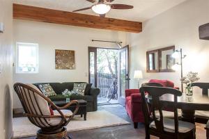 本德Bluebird Day - Casa Sol的客厅里有一张沙发和一张桌子。