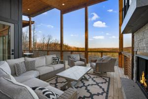 Posezení v ubytování Quiet Time - Gorgeous Mountain Views Chic Interiors Wood-burning Fireplace