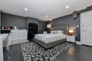 Postel nebo postele na pokoji v ubytování Centrally located Stay In Boston's Bay