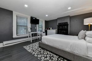 Postel nebo postele na pokoji v ubytování Centrally located Stay In Boston's Bay