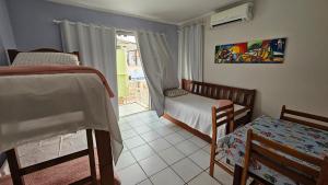 Un dormitorio con dos literas y una ventana. en GH Canal da Barra, en Florianópolis