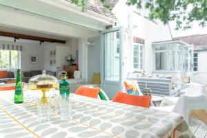 una mesa con botellas y vasos en el patio en Chantries, en Bembridge