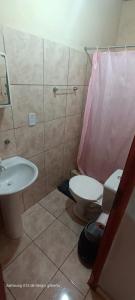 プエルトイグアスにあるjazmin_apart_iguazu_のトイレと洗面台付きのバスルーム +24枚の写真