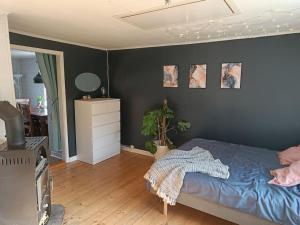 Ένα ή περισσότερα κρεβάτια σε δωμάτιο στο Cozy Garden Cottage