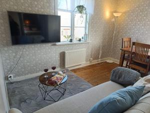 Μια τηλεόραση ή/και κέντρο ψυχαγωγίας στο Cozy Garden Cottage