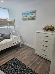 克罗伊登Small Studio for Group of 5 in Delta Croydon DPF3的一间卧室配有双层床和梳妆台