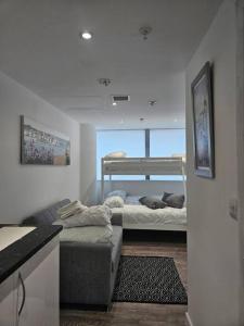 克罗伊登Small Studio for Group of 5 in Delta Croydon DPF3的带两张双层床和厨房的客房