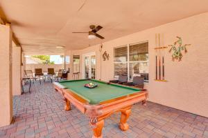 Τραπέζι μπιλιάρδου στο Glendale Gem Outdoor Pool Table and Kitchen!
