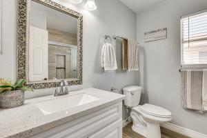 Ένα μπάνιο στο Glendale Gem Outdoor Pool Table and Kitchen! +22 φωτογραφίες