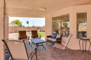 Χώρος καθιστικού στο Glendale Gem Outdoor Pool Table and Kitchen!