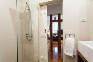 La salle de bains est pourvue d'une douche et d'un lavabo. dans l'établissement Charming Apartment in Alfama, à Lisbonne