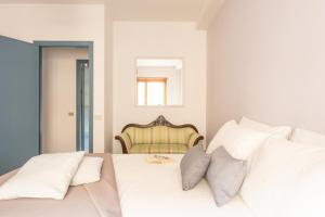 Ένα ή περισσότερα κρεβάτια σε δωμάτιο στο Quieta 6 - Renovated 70s Apartment - ItalyWeGo