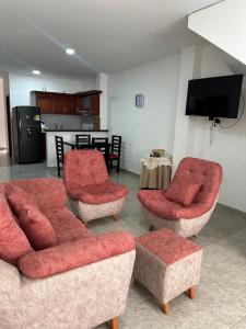 un salon avec canapés et chaises et une cuisine dans l'établissement Apto Betania, à San Gil