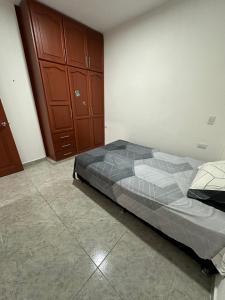 une chambre avec un lit dans une pièce dans l'établissement Apto Betania, à San Gil